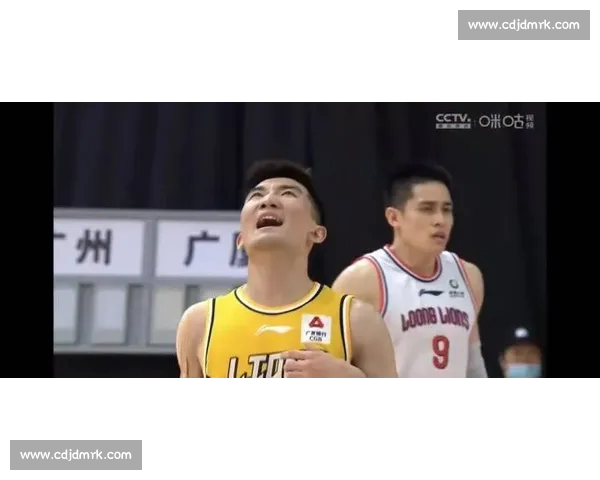 精彩篮球对决：激烈赛场瞬间比分更新，谁能笑到最后